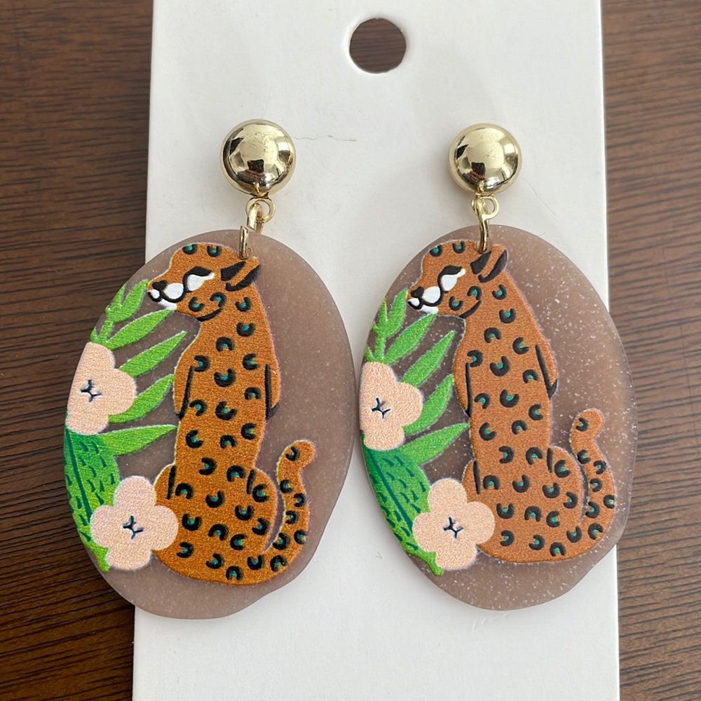 Earrings (Free with any purchase)